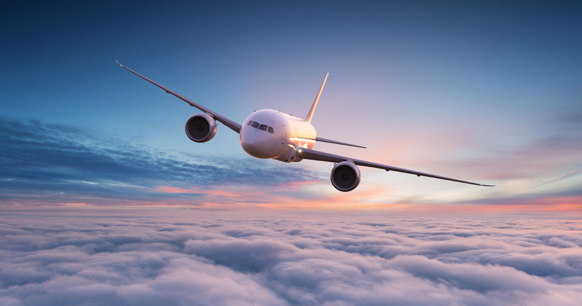 Aufnahme eines Flugzeuges über dem Himmel bei Sonnenuntergang