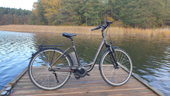 Auf einem Bootssteg steht ein E-Bike