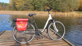 ein Fahrrad mit einer Packtasche für das Tagesgepäck