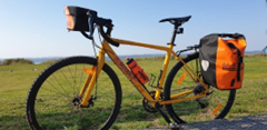 ein Cyclecross-Fahrrad mit Packtasche