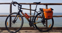 ein Cyclecross-Herren-Fahrrad mit Packtasche