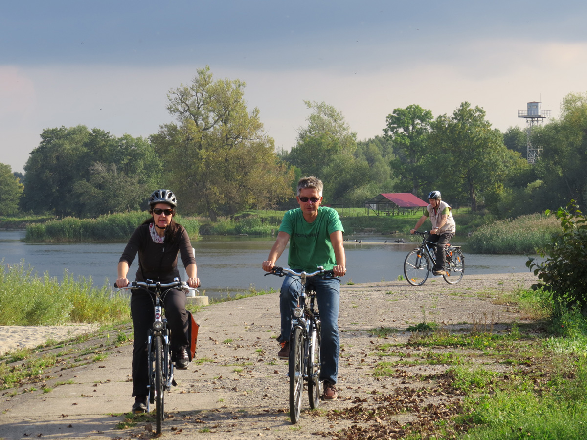 Drei Personen sind Unterwegs auf der Insel Rusne mit dem Fahrrad