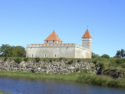 11-tägige Radtour auf den estnischen Inseln Eine kleine Burg mit einer Mauer und einem See davor