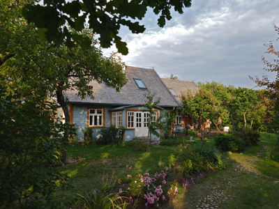 Ferienhaus im Bialowieza-Urwald Ein kleines, gemütliches Ferienhaus mit hellblauen Akzenten, Blumen, Bäumen etc.