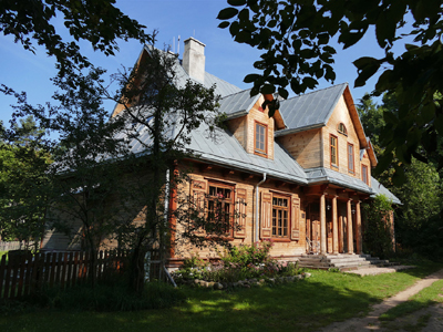 Ferienwohnung im Bialowieza-Urwald Ein kleines, gemütliches Ferienhaus mit Blumen, Bäumen etc. davor