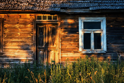 Radtour von Warschau nach Vilnius Nahaufnahme von einem Eingang von einem Holzhaus und rechts befindet sich ein weißes Fenster