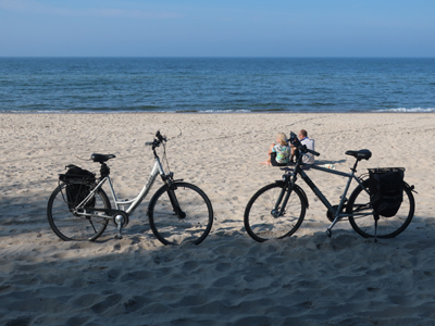 Radtour entland der Ostsee und durch Pommern Zwei Fahrräder stehen im Sand vor dem Meer