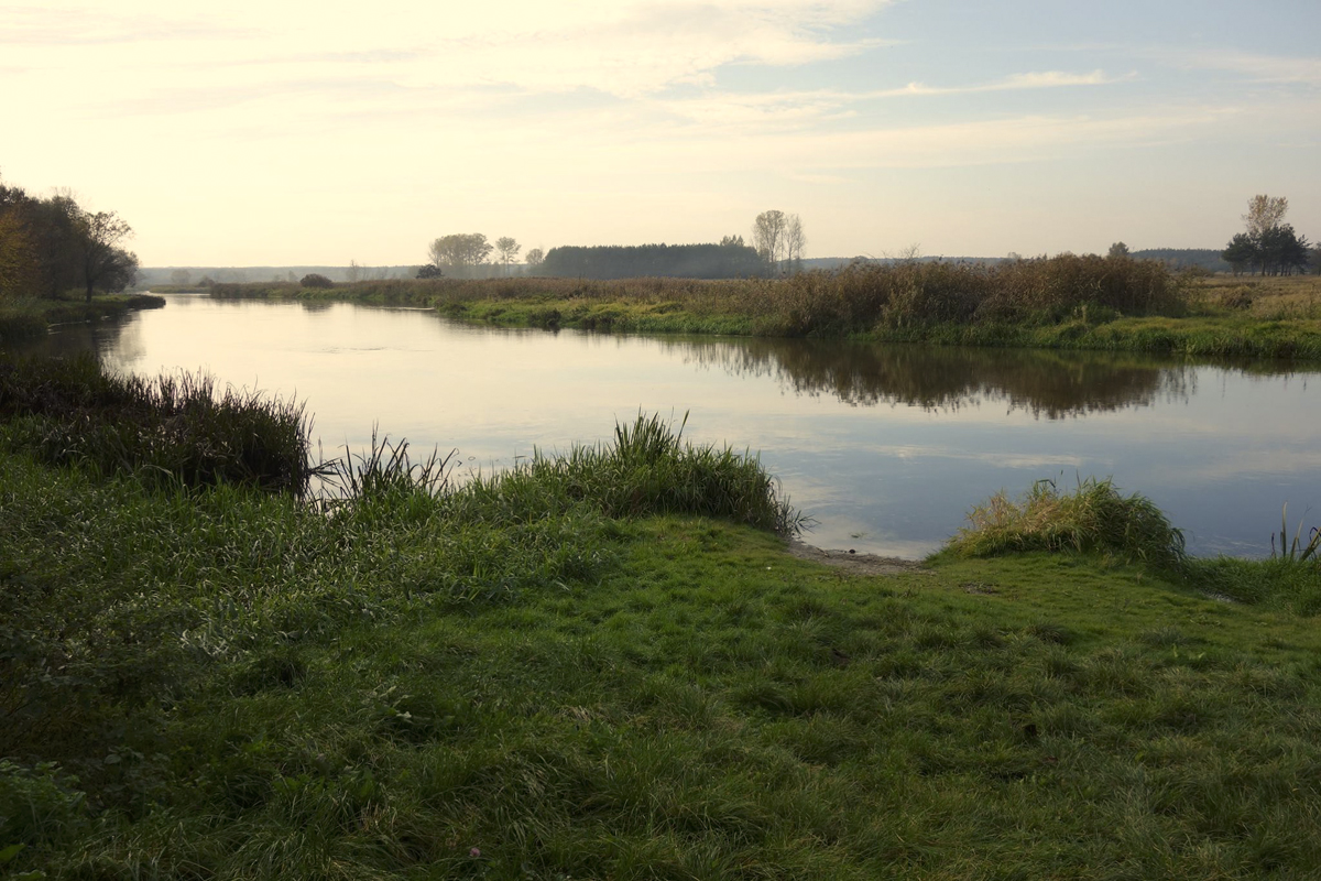 Aufnahme von einem Fluss im Dorf Kowala bei Abenddämmerung