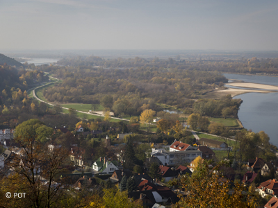 Radtour von Krakau nach Warschau Luftaufnahme von einer Stadt im Herbst. Rechts daneben fließt ein Fluss