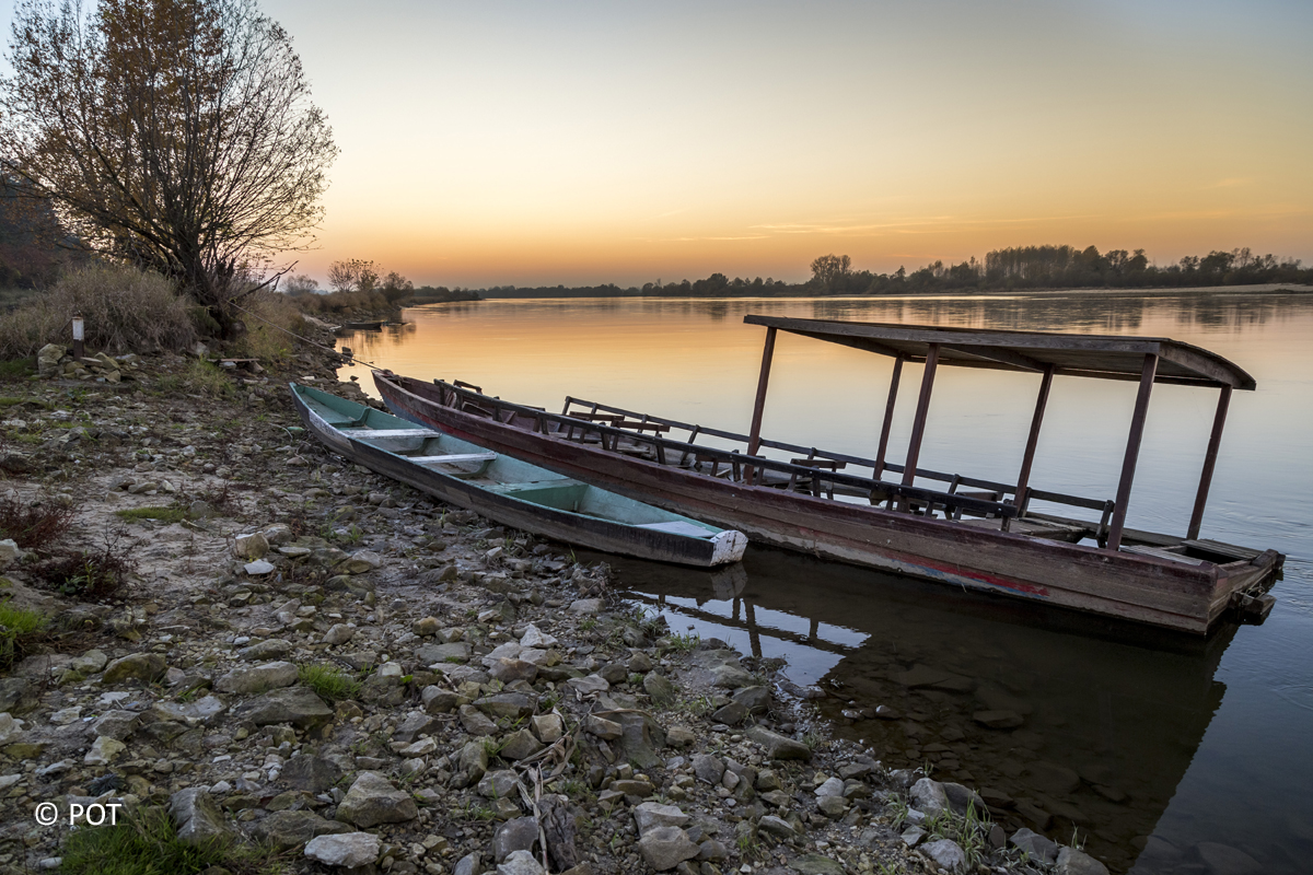 Zwei alte Boote liegen im Wasser am Ufer bei Abenddämmerung