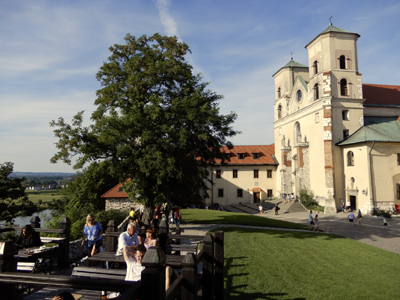 Radtour entlang an Weichsel und Nida Sitzmöglichkeiten vor einer Kirche und links daneben befindet steht ein großer Baum
