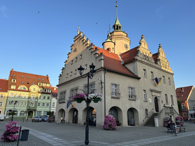 Radtour Breslau und Niederschlesien Eine Aufnahme von einem Rathaus und davor befinden sich Blumentöpfe