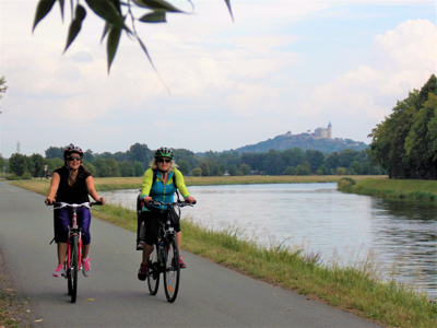 Radtour entlang der Elbe nach Prag Zwei Frauen fahren mit dem Fahrrad an der Elbe entlang und freuen sich