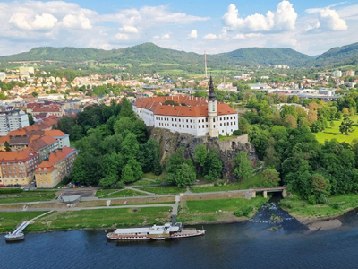 Wanderreise böhmische und tschechische Schweiz Luftaufnahme von einem Schloss und dahinter befindet sich eine Stadt