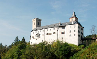 auf einem Hügel steht eine Burganlage in Rozemberk