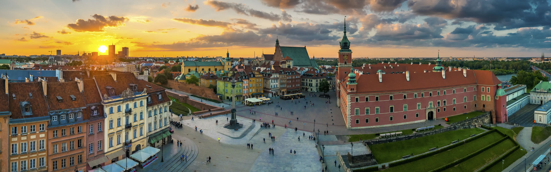 Eine Aufnahme von einer Stadt bei Sonnenuntergang
