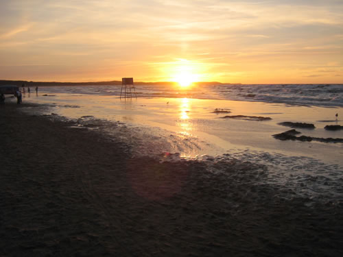 Aufnahme eines Sonnenuntergangs bei einem See in Polen