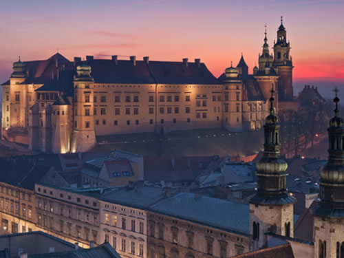 Nachtaufnahme einer Stadt mit einer Kirche und verschiedenen Bauwerken